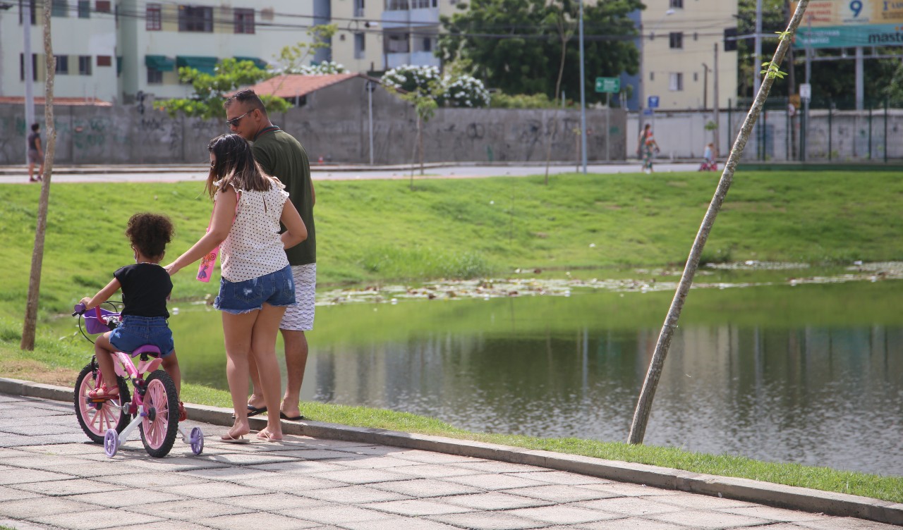 pessoas andando no parque rachel de queiroz